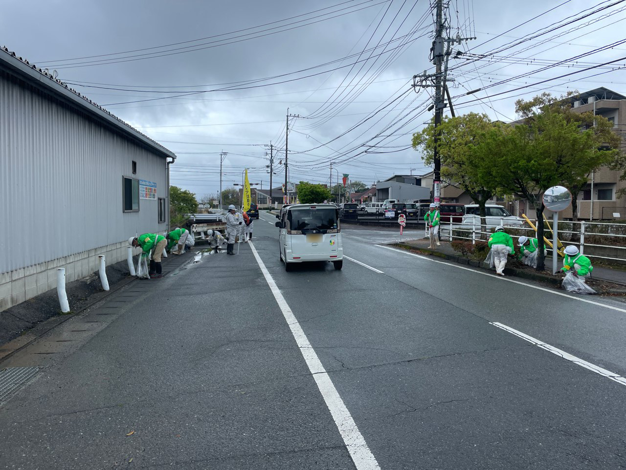 画図町重富の市道にてボランティア活動を行いました
